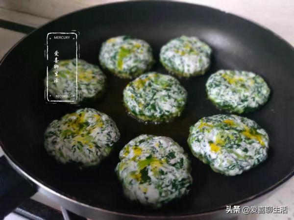 冬天這菜正當季,買來加料團成餅,鍋中一煎,清香軟糯好吃還補鈣 冬天這菜正當季,買來加料團成餅,鍋中一煎,清香軟糯好吃還補鈣