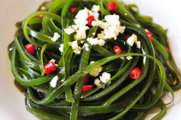 涼拌海帶絲時，2個技巧要牢記，清脆爽口真解膩，好吃沒腥味