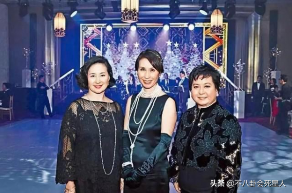 賭王二房4姐妹去富豪聚會,個個身價過億,奚夢瑤生再多也比不了 賭王二房4姐妹去富豪聚會,個個身價過億,奚夢瑤生再多也比不了