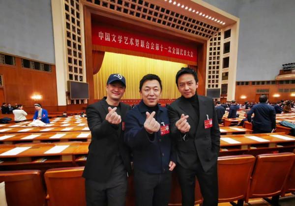 黃渤吳京鄧超同框比心，沈騰貢獻全部笑點，大合照來了半個娛樂圈