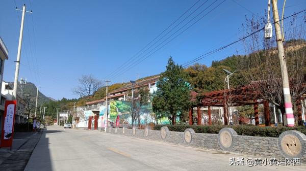 坐5元班車進秦嶺深處，抵達西安最有詩意的小鎮，山水紅葉任人賞