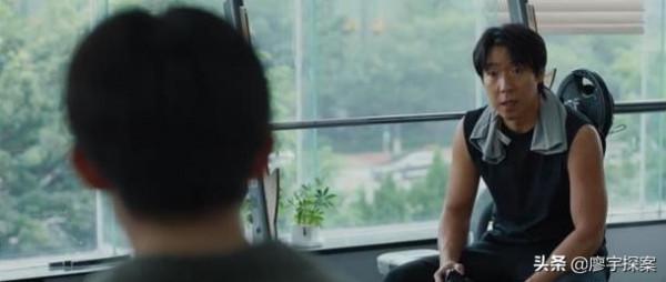 有人帶8助理30保鏢，他啃漢堡被噎，誰揭了“塑膠演員”的遮羞布