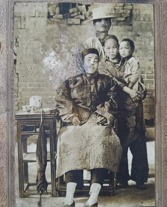一張特殊的全家福:英雄犧牲,妻子抱著孩子,用肩膀頂住他的身體 一張特殊的全家福:英雄犧牲,妻子抱著孩子,用肩膀頂住他的身體