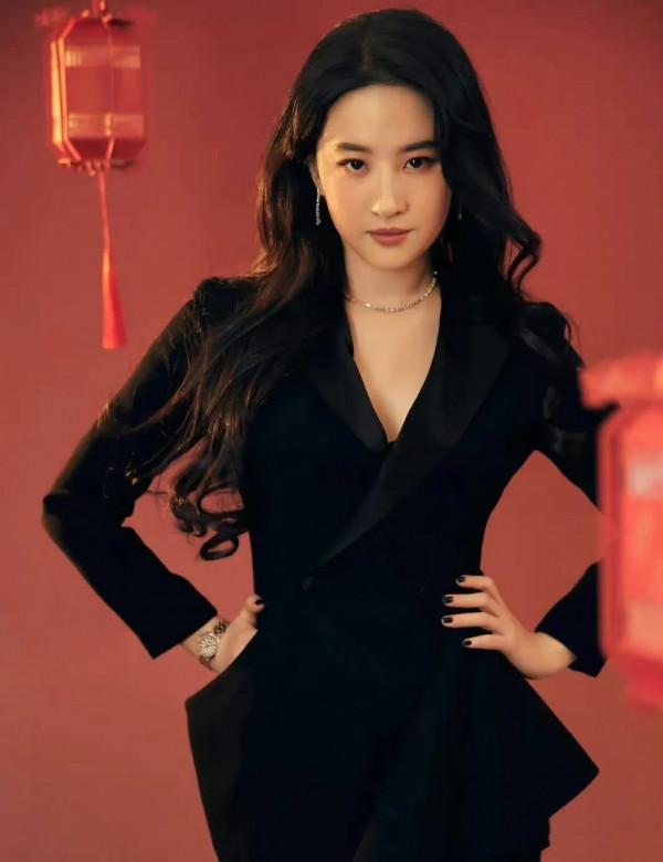 劉亦菲一身黑色西裝，捲髮造型優雅溫柔又不失靈動，側顏絕美