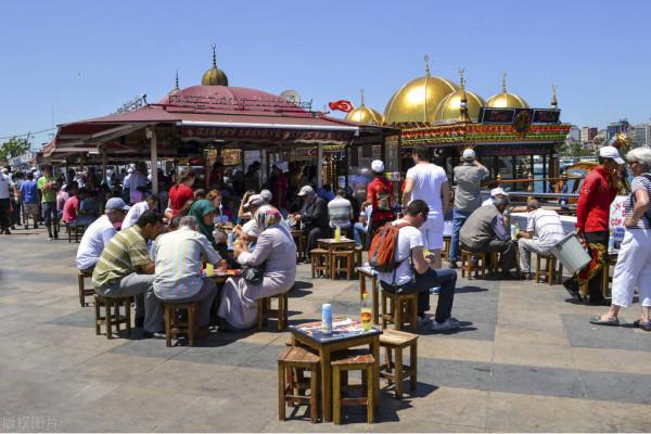 到土耳其,被烤肉的香味襲擊?烤肉架子冒著誘人的火焰和肉汁 到土耳其,被烤肉的香味襲擊?烤肉架子冒著誘人的火焰和肉汁
