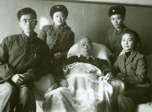 毛澤東穿著毛褲趕到陳毅追悼會,握著張茜的手說:陳毅是個好同志 毛澤東穿著毛褲趕到陳毅追悼會,握著張茜的手說:陳毅是個好同志