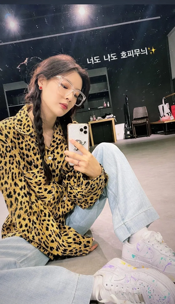 運動鞋+裙子=今秋最IN穿法,舒適又時髦 運動鞋+裙子=今秋最IN穿法,舒適又時髦