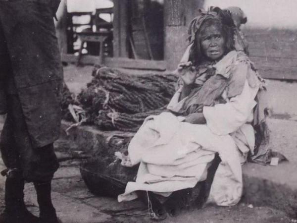 開國中將碼頭視察，竟從人群中無意瞥到，已失散22年的母親