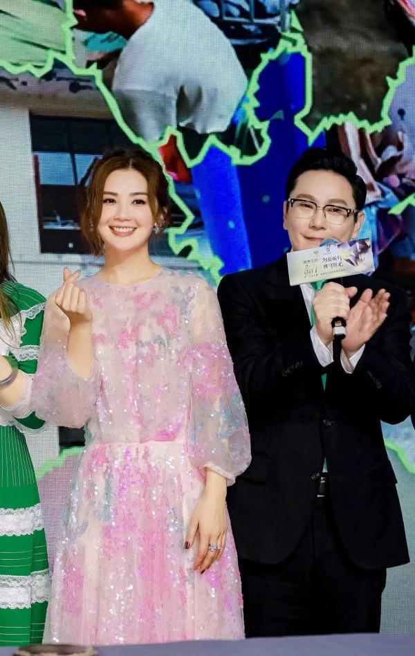 蔡卓妍人到中年依然美,穿星河流光裙甜美靈動,與出道時沒差 蔡卓妍人到中年依然美,穿星河流光裙甜美靈動,與出道時沒差