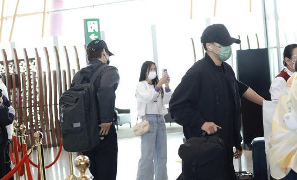 劉愷威魏大勳現身機場上演“世紀同框”,全程無交流,氣氛尷尬 劉愷威魏大勳現身機場上演“世紀同框”,全程無交流,氣氛尷尬