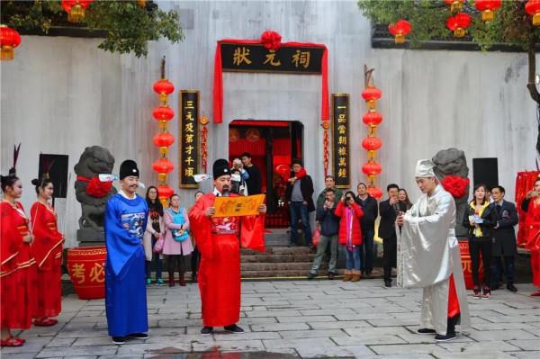 民間故事：狀元回鄉辦案，遭遇風塵女子行兇，他拿出字畫逃過一劫