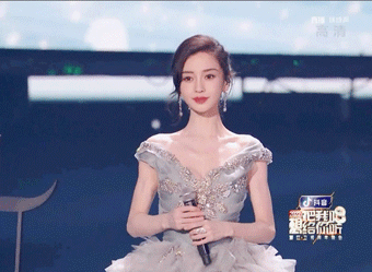 我的社恐女同事，一到年會就變名媛了？