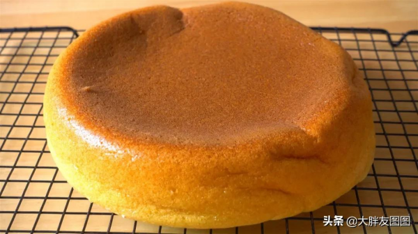 沒秤，沒打蛋器，沒烤箱，如何做出蓬鬆的無油蛋糕？