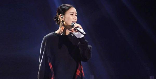 2015年姚貝娜去世，葬禮上那英哭成淚人卻被罵，當年兩人有何恩怨