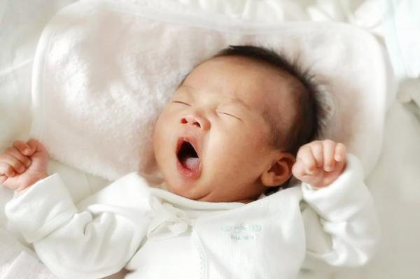 孕期喜歡熬夜玩手機，寶寶出生後容易出現兩個問題，孕媽不容忽視