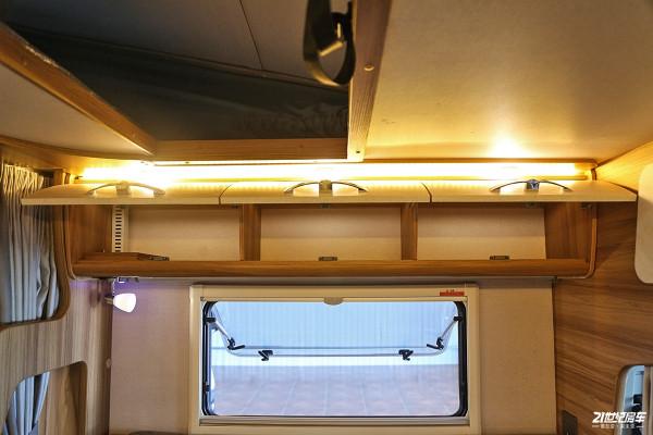 車高不到2.5米還有一個升降床，卓美亞小額頭房車適合一家三口