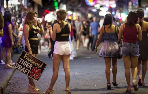 泰國“白人乞丐”越來越多，寧街頭要飯，也不願回國幹活