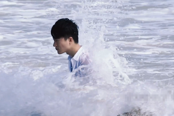 黃軒躺海里拍照渾身溼透!浪太大差點被沖走,表情緊張不知所措 黃軒躺海里拍照渾身溼透!浪太大差點被沖走,表情緊張不知所措