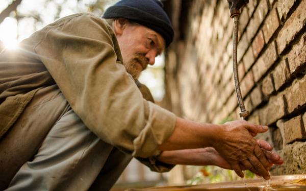 為何老人身上常有臭味？50歲後最好少做這幾件事，或可預防老年臭