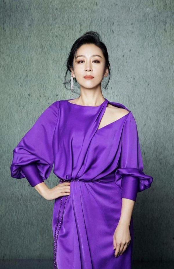 苗圃年紀越大越漂亮,穿軍綠色襯衫配闊腿褲,美出新高度 苗圃年紀越大越漂亮,穿軍綠色襯衫配闊腿褲,美出新高度