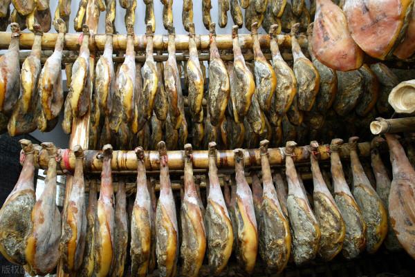 火腿外面有一層“綠毛”，吃貨：毛越長越好吃，真對健康無害嗎？