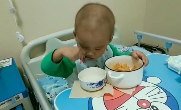 3歲男孩身上的10隻手，緊緊抓著的，是不能放過的希望