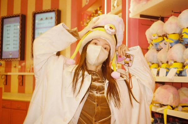 金晨環球影城遊玩庫存照，小黃人帽子也太可愛了吧！​​​