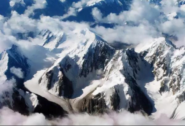 天山最高峰：托木爾峰