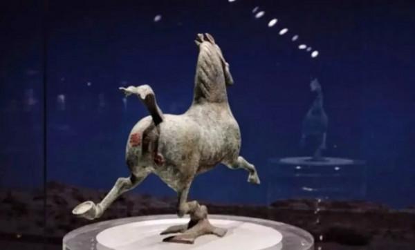 為什麼馬踏飛燕照片都是側面,怕你看到正面照後忍不住哈哈大笑 為什麼馬踏飛燕照片都是側面,怕你看到正面照後忍不住哈哈大笑