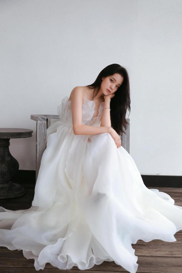 如何穿出少女感？歐陽娜娜完美示範，白色紗裙宛如花仙子