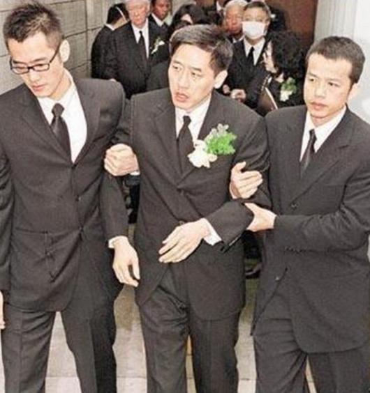 縱有摯愛唐鶴德相伴，哥哥張國榮為何還是走上了輕生之路？