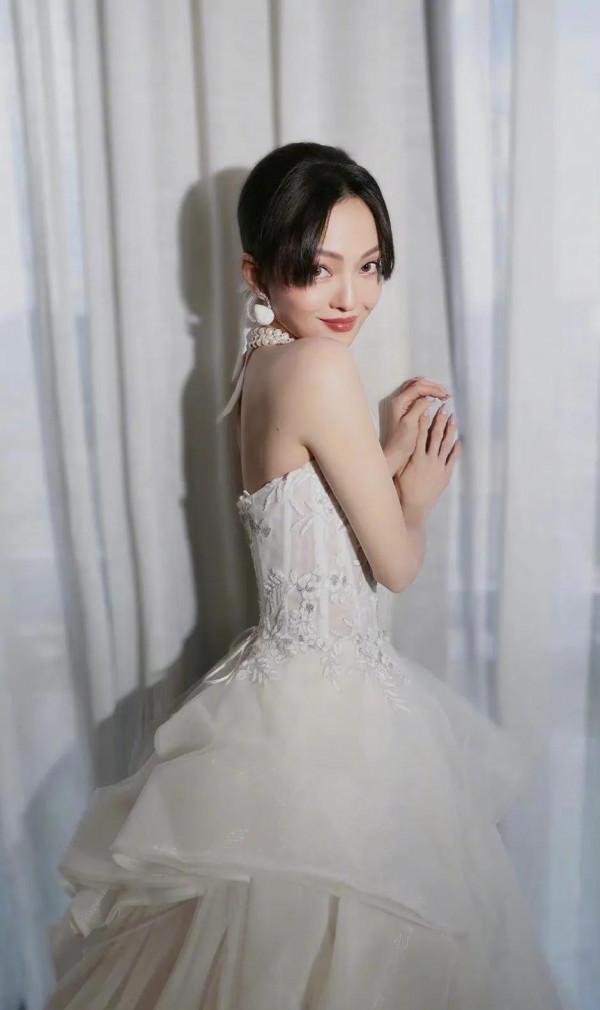 張韶涵如同皓月般皎潔的女神，清純甜美，可鹽可甜，楚楚動人