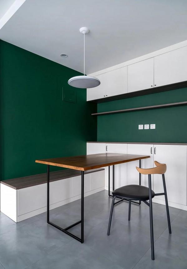 走進她家，就被簡約乾淨的氛圍吸引，室內清爽明亮，生活非常幸福