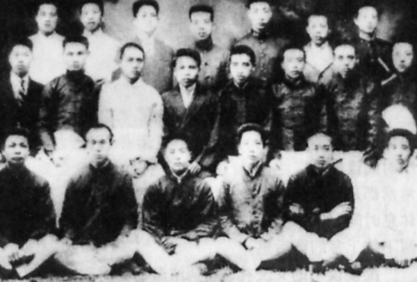 建國以後，主席得知同窗伍如春家境窘迫，親筆信送去300元人民幣