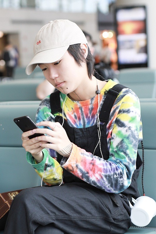 竇靖童真的很帥氣，穿的印花上衣還挺好看，看著還挺顯瘦