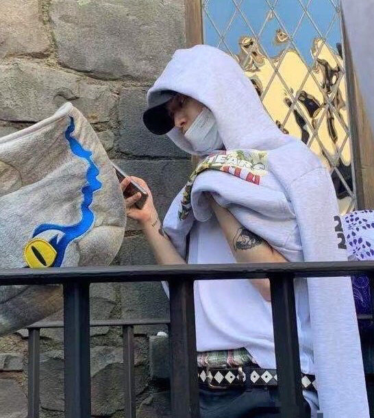 盤點環球影城偶遇明星生圖,白敬亭似商務精英,林依輪兼職賣貨? 盤點環球影城偶遇明星生圖,白敬亭似商務精英,林依輪兼職賣貨?