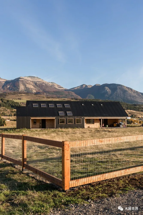 風景與陽光在屋裡匯合，原野中的 Haus III木屋住宅