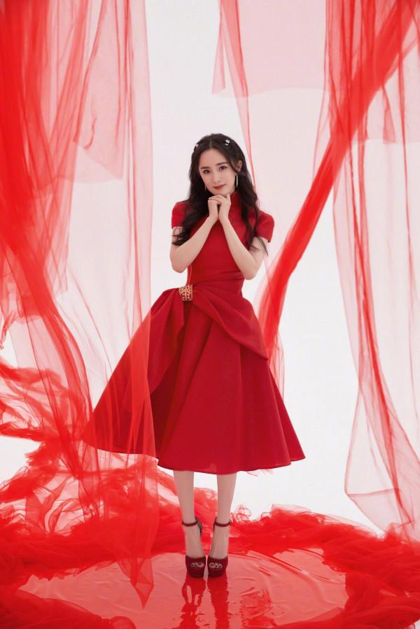 賀歲最終篇，五大明星紅裝賀歲，楊冪、熱巴、柳巖，誰顏值最高？