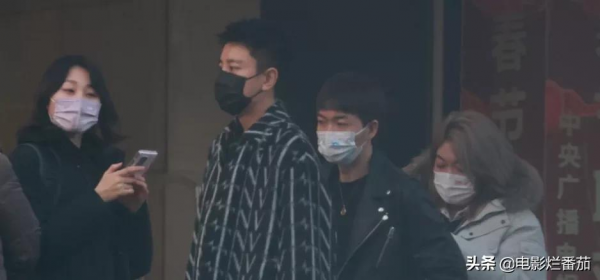 春晚五次聯排：趙麗穎緊身褲吸睛，沈騰眼神犀利，張小斐知性俏皮