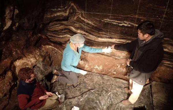 青藏高原發現22.6萬年前的手印，堅硬石板上清晰可見，是誰留下的