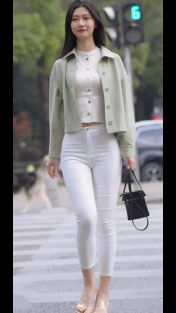簡單的穿衣配色,少不了基礎的白色搭配,你覺得呢? 簡單的穿衣配色,少不了基礎的白色搭配,你覺得呢?
