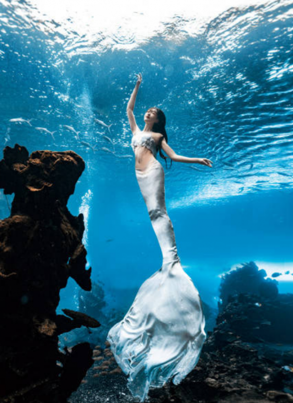 宣璐化身“美人魚”，姿態優美，畫面超美