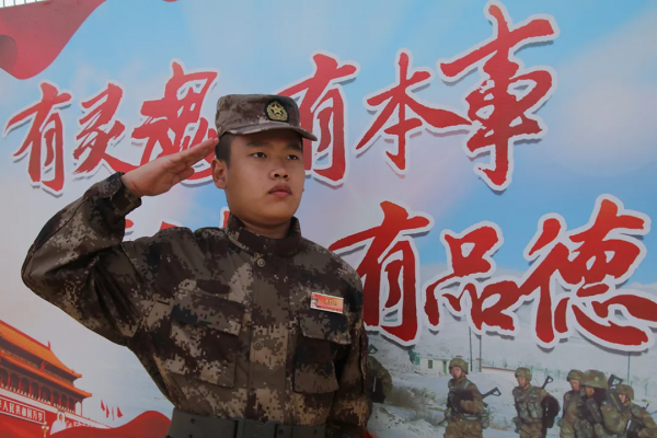 好樣的!他們像父輩那樣扛起了鋼槍 好樣的!他們像父輩那樣扛起了鋼槍