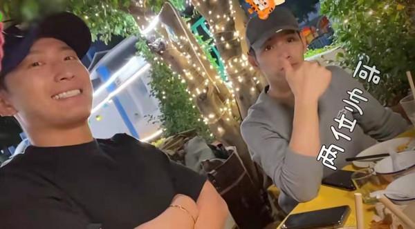 何超蓮帶竇驍吃大排檔，脖頸紅痕搶鏡，疑曝光趙雅芝小兒子戀情