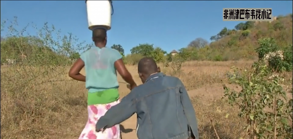 非洲有多缺水？每天步行6小時，凌晨3點就在河溝排隊取水