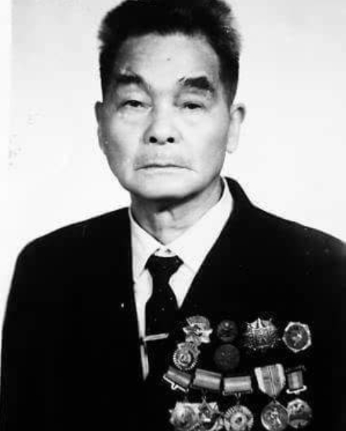 一老人常年拉屍，被質疑品性不良，卻不知他曾是特等功臣