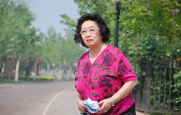彭玉：看到丈夫遺物哭得不能自己，女兒牽線，晚年再嫁亡夫親姐夫