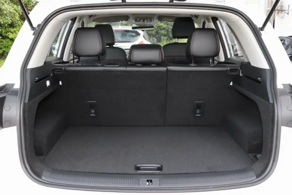 配四缸渦輪增壓發動機，整備質量1557kg，名爵HS動態表現如何？