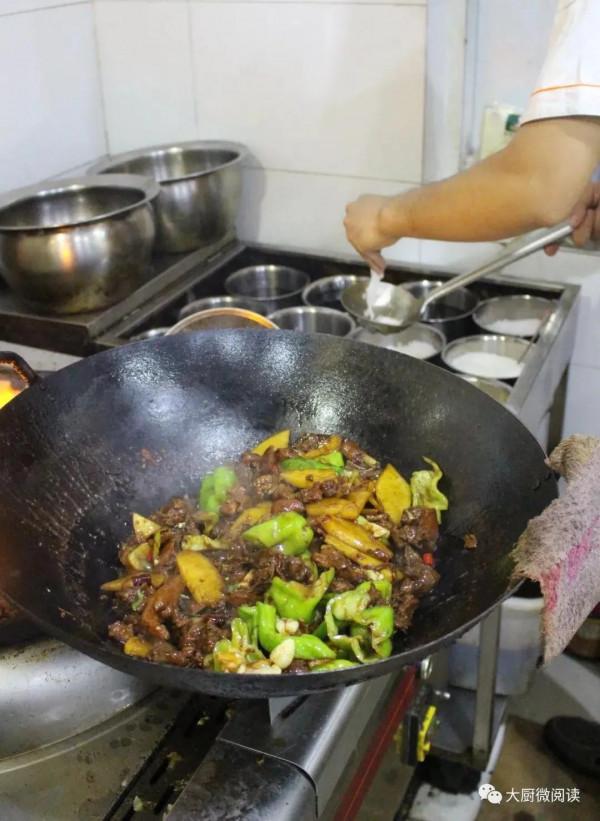 油燜醬+椒麻湯+花椒油，鐵板魚麻辣鮮香，推出即成宴客大菜
