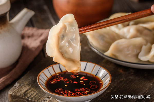 冬至吃餃子，無論貧富，“五財”餃子端上桌，財到福到，一咬爆汁